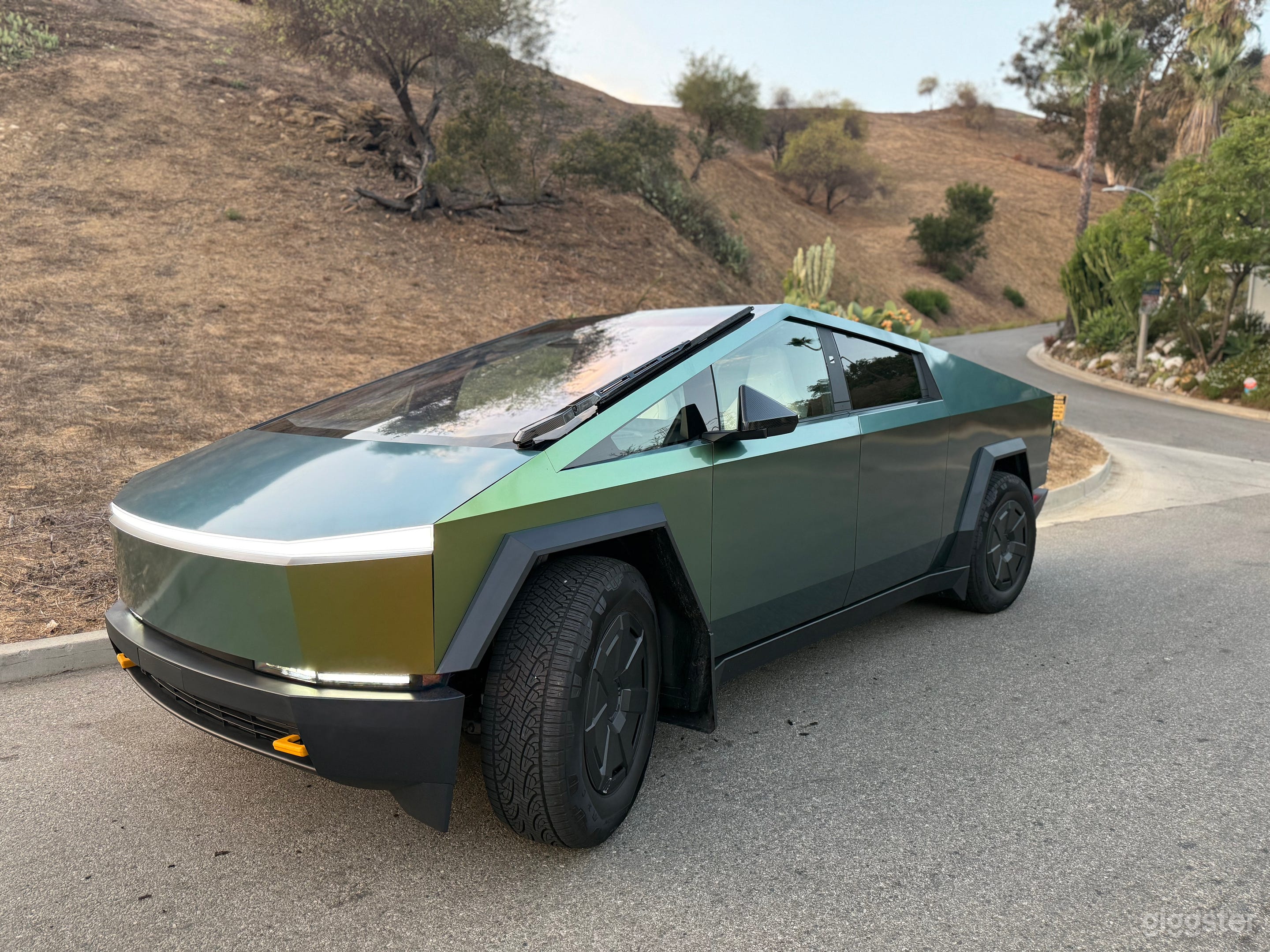 Tesla Cybertruck – Iridescent Wrap | LA Film &amp; Photo Photo 1