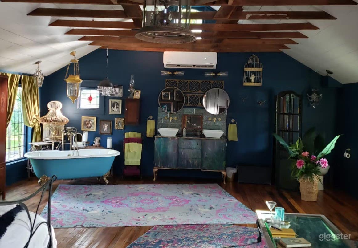 The Birdcage Saloon Photo 4