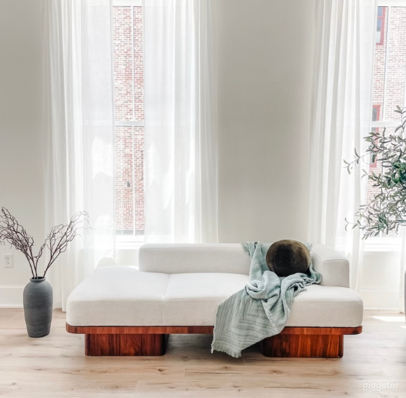 Modern Photography Studio Photo 4