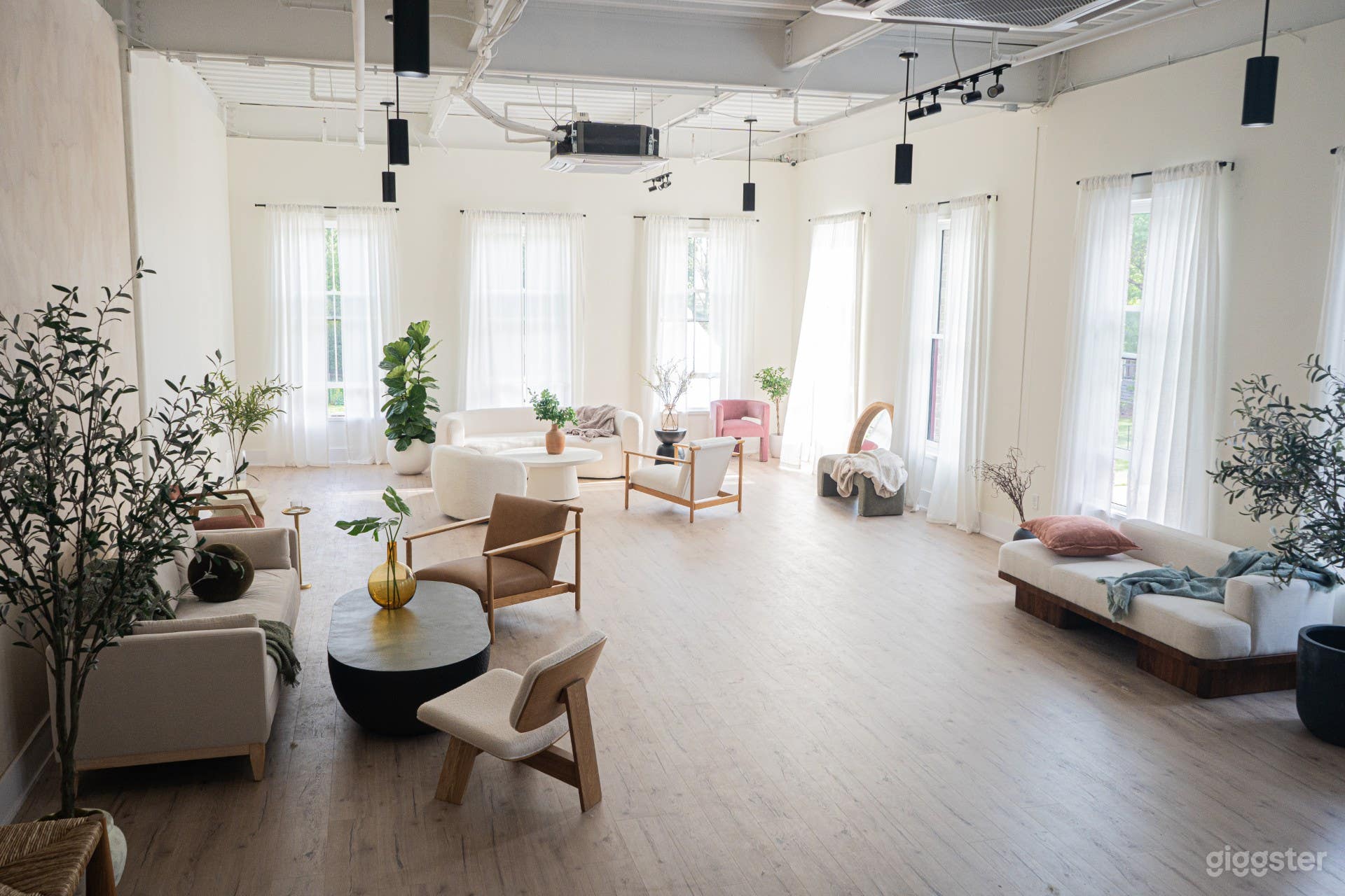 Modern Photography Studio Photo 1