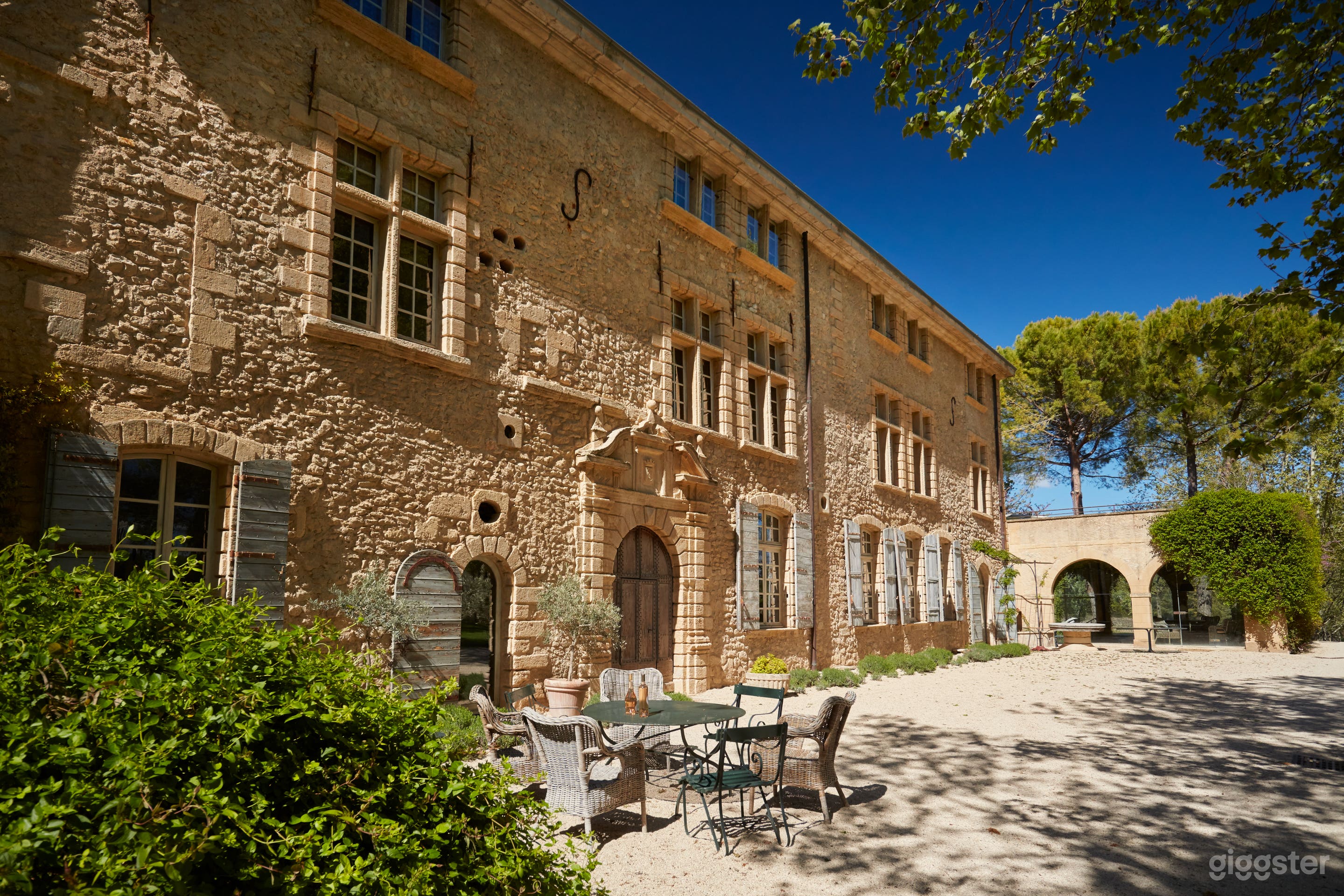 Photo de Château de Provence amidst the vineyards 4