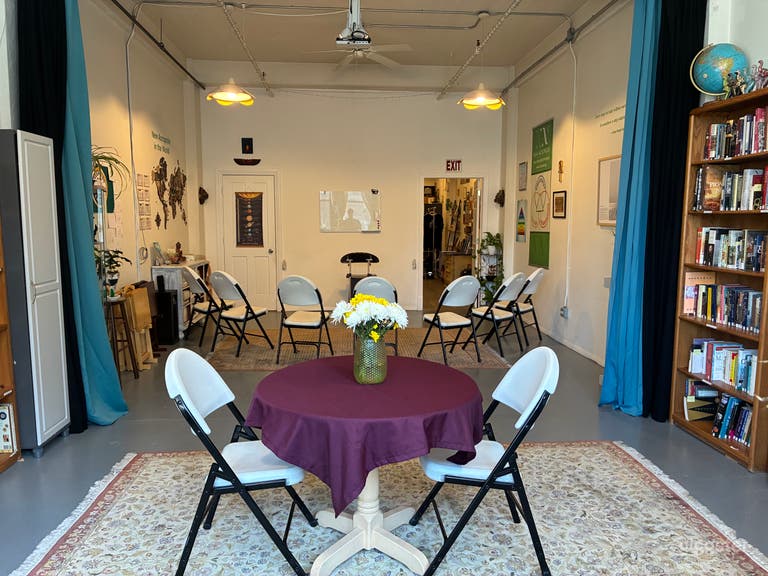  Welcoming, Spacious, Beautiful Space in Ravenswood 
