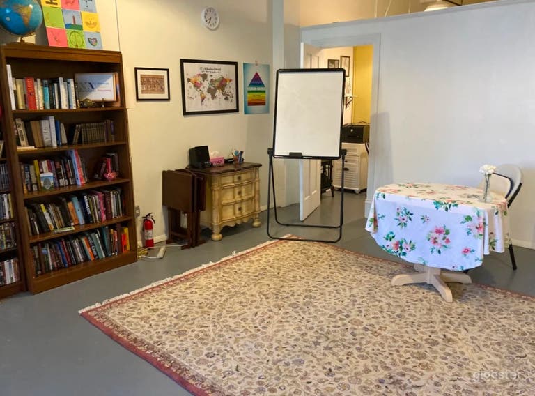  Welcoming, Spacious, Beautiful Space in Ravenswood 