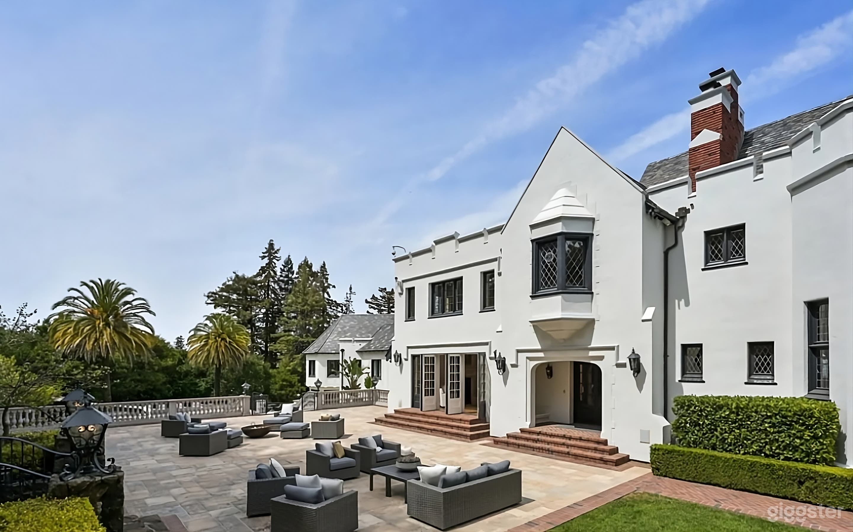 Spectacular Mansion Photo 4