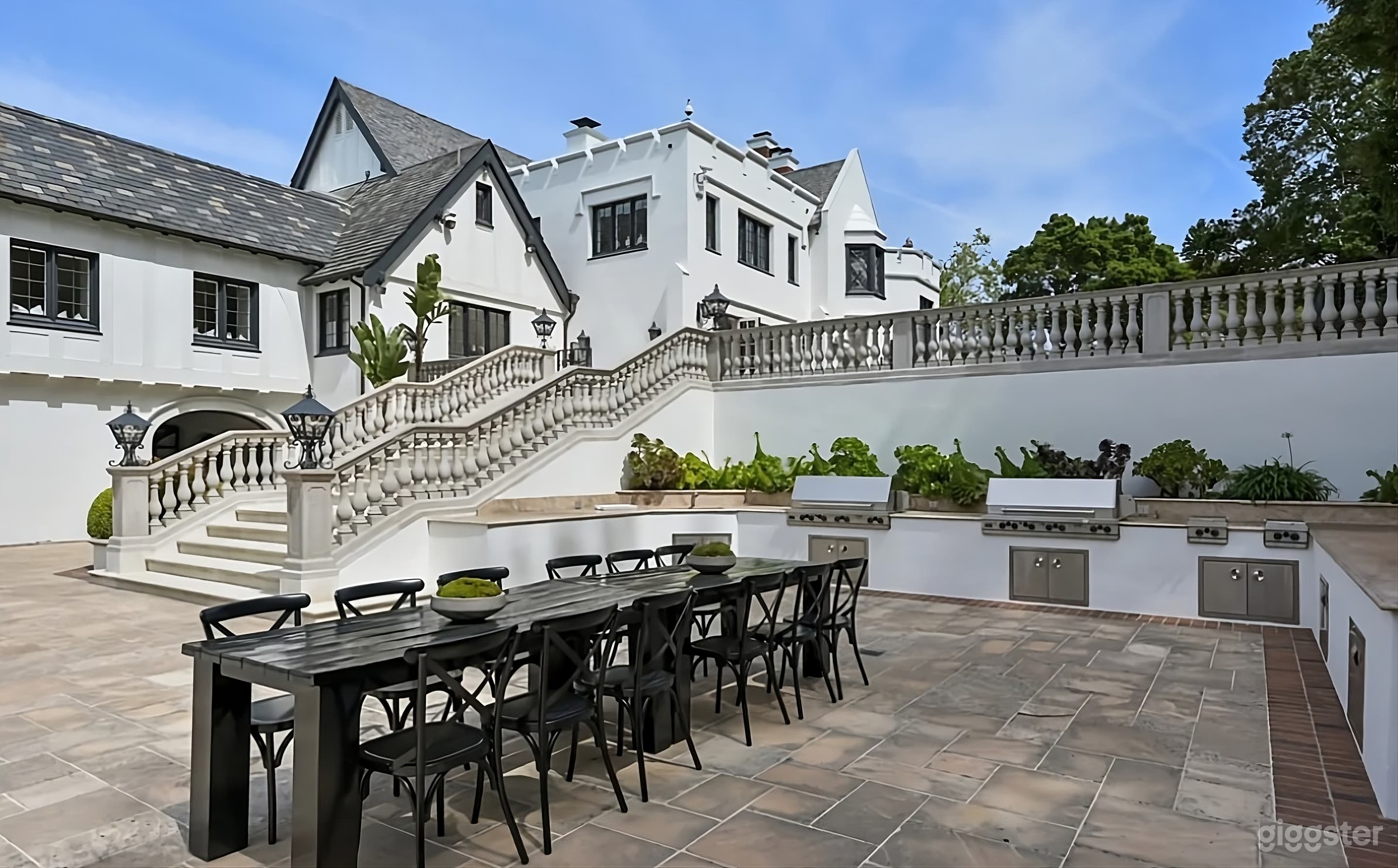 Spectacular Mansion Photo 3
