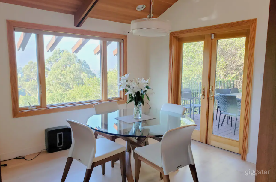 Chic &amp; Exclusive Home in Private Tranquil Setting Photo 3