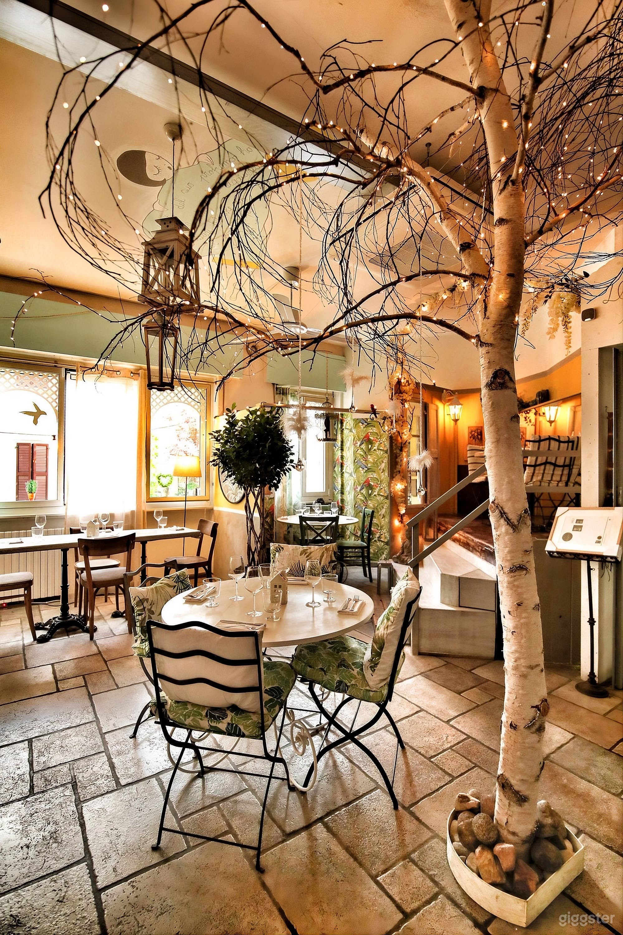 Foto di Intimo ristorante pieno di colore 4