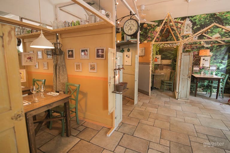  Intimo ristorante pieno di colore 
