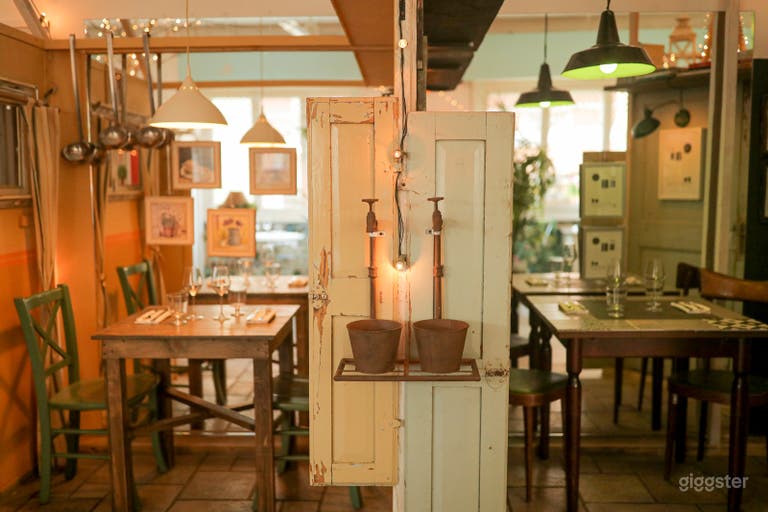  Intimo ristorante pieno di colore 