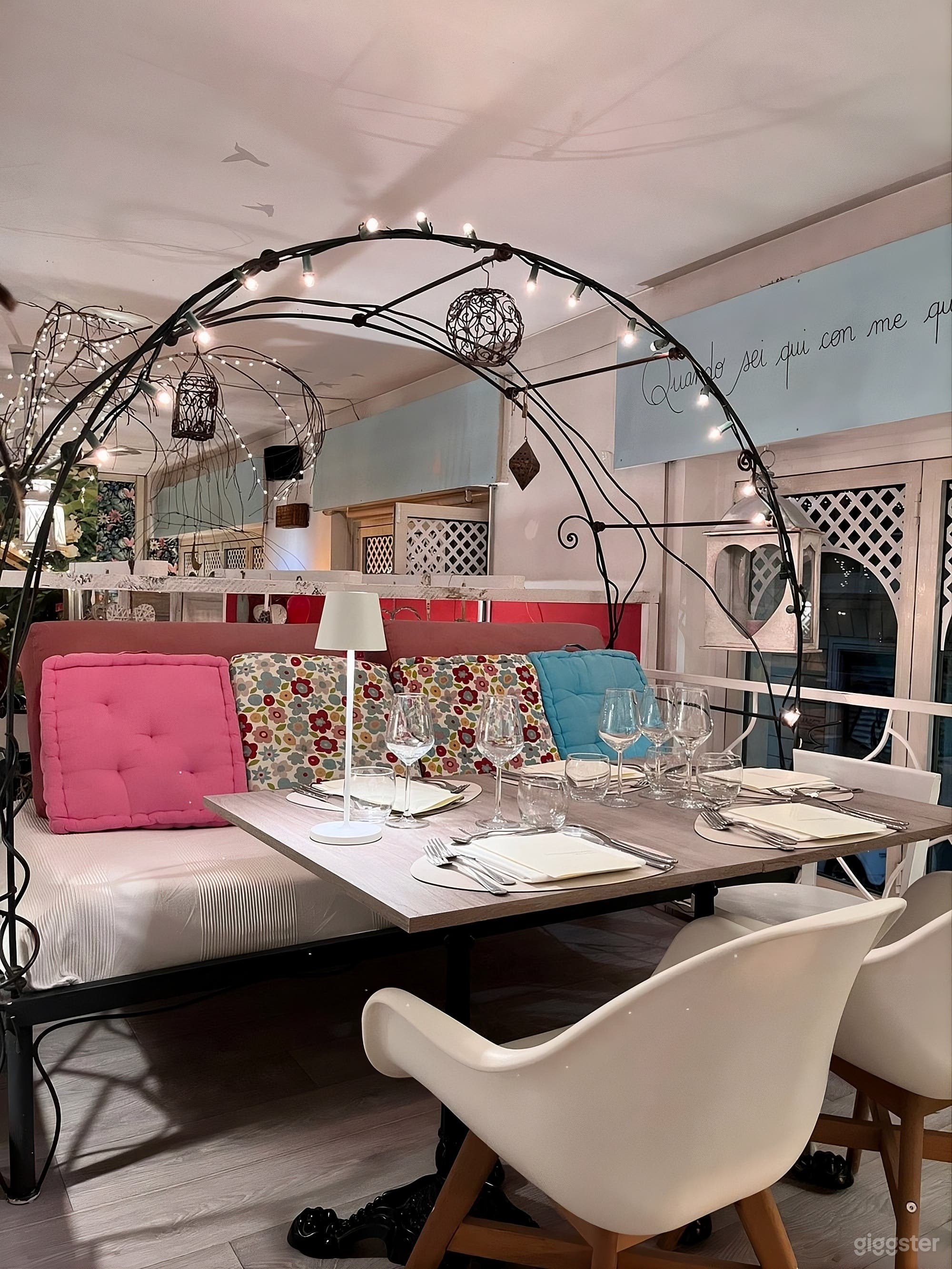 Foto di Intimo ristorante pieno di colore 3