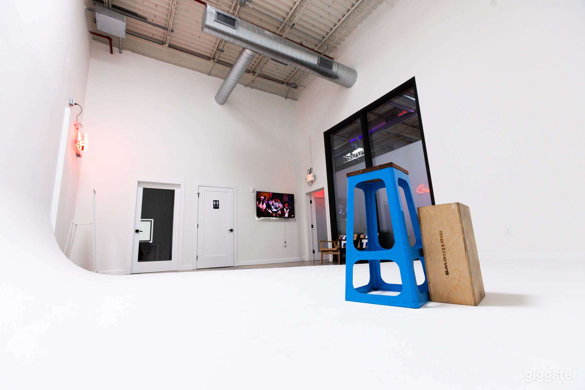 Studio C – All-White CYC Wall for Photoshoots &amp; Video Productions Photo 2