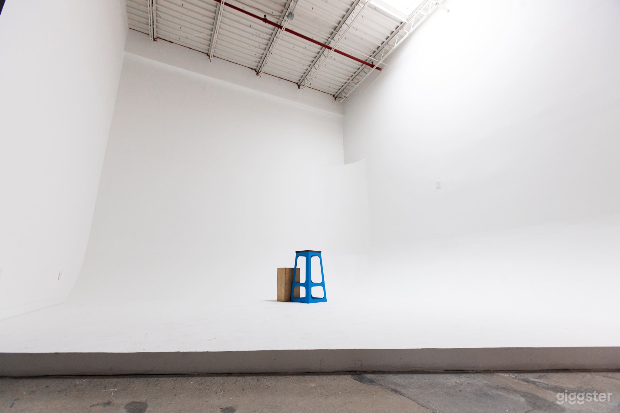 Studio C – All-White CYC Wall for Photoshoots &amp; Video Productions Photo 1