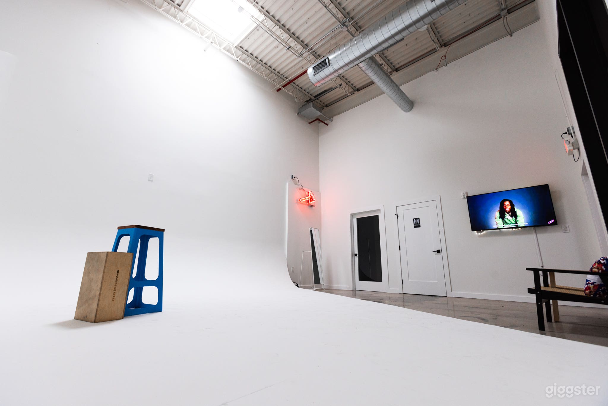 Studio C – All-White CYC Wall for Photoshoots &amp; Video Productions Photo 4