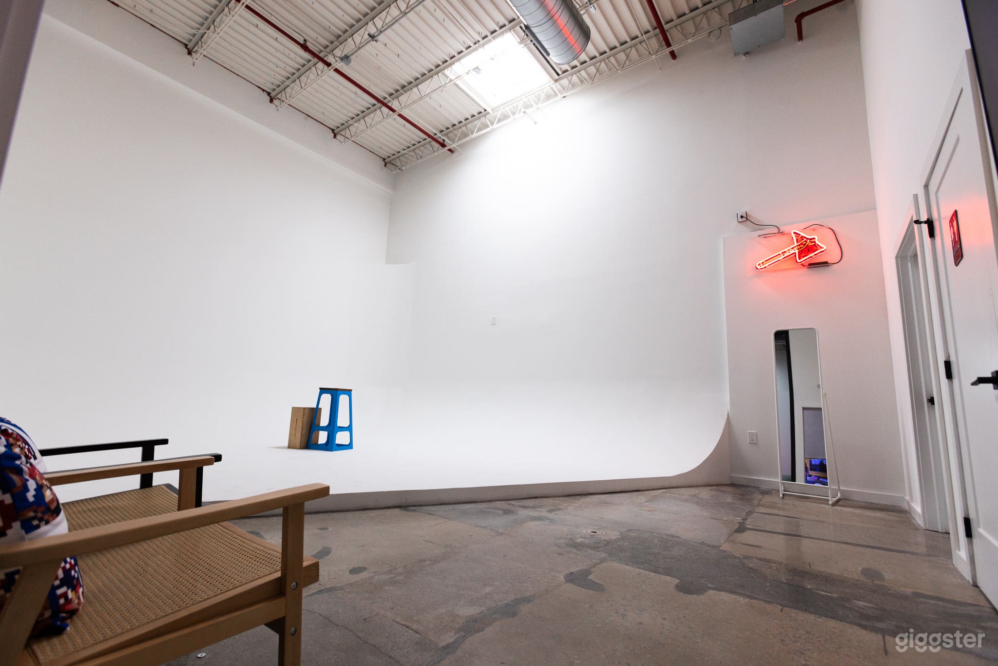 Studio C – All-White CYC Wall for Photoshoots &amp; Video Productions Photo 3