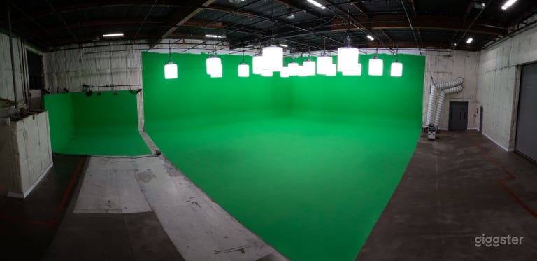  Estudio con pantalla verde totalmente iluminado (costo adicional por las luces). 