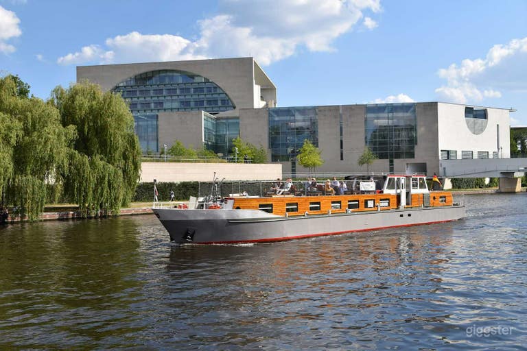  A versatile cabin ship with a panoramic roof terrace 
