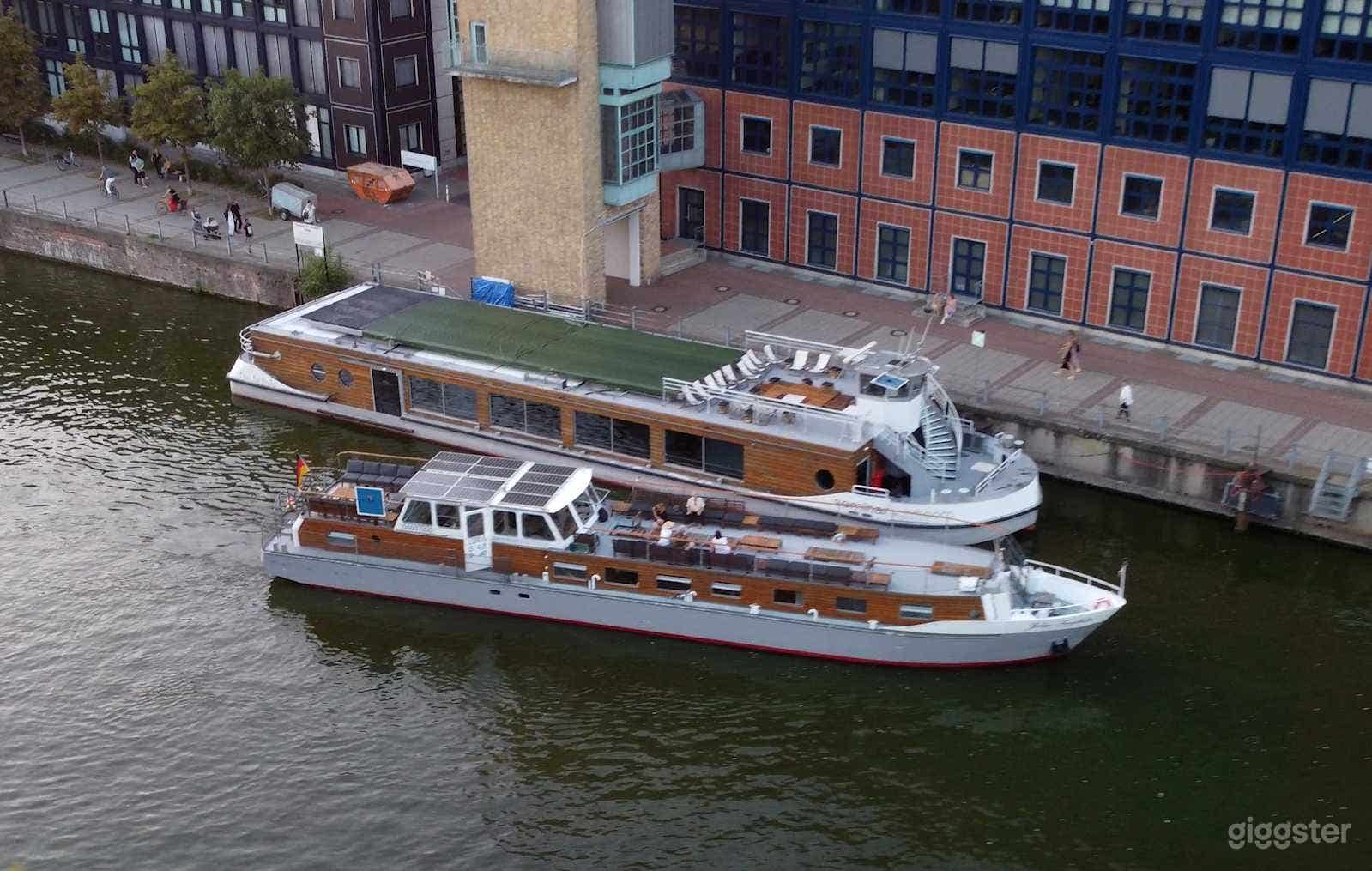 A versatile cabin ship with a panoramic roof terrace Photo 3