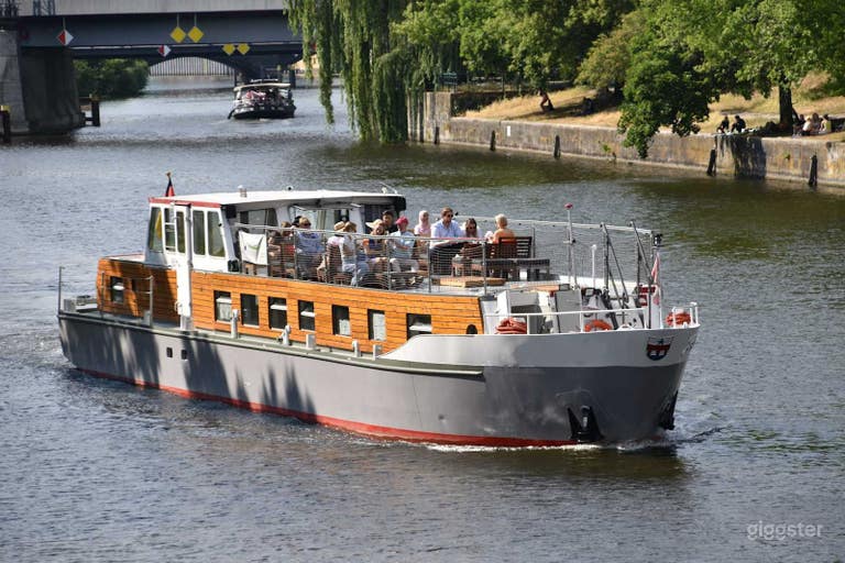  A versatile cabin ship with a panoramic roof terrace 