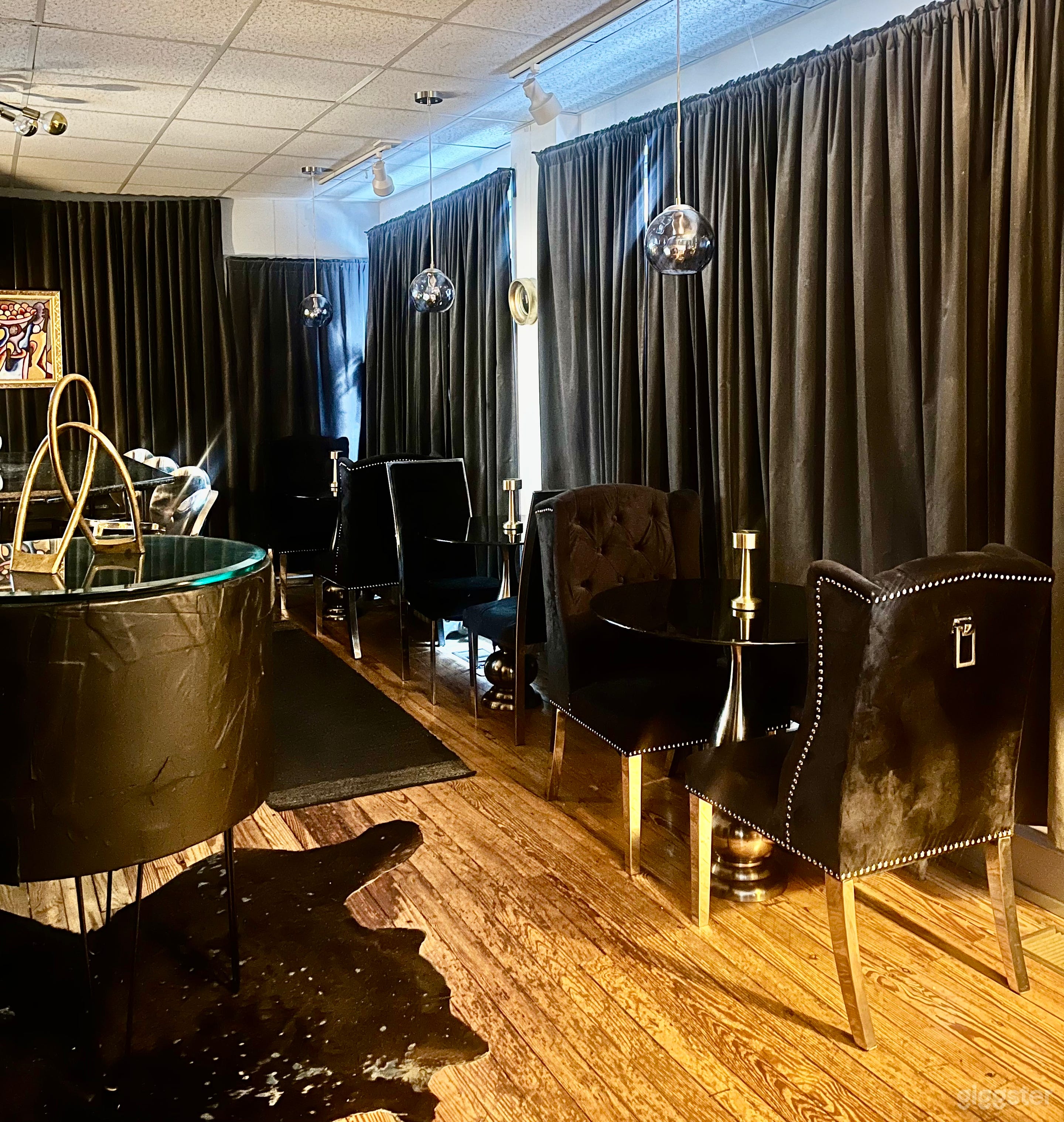 Furnished Intimate  Venue W/ Bar & Kitchenette Photo 4