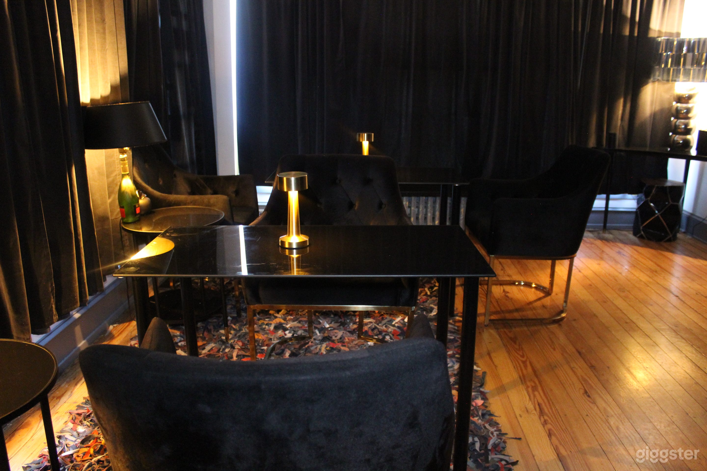 Furnished Intimate  Venue W/ Bar & Kitchenette Photo 3