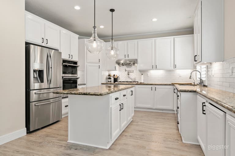  Spacious contemporary home w/pool and gazebo 