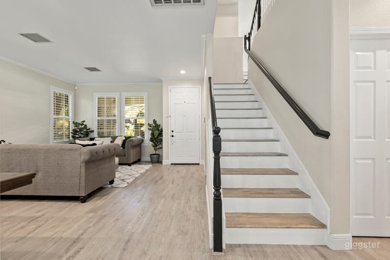  Spacious contemporary home w/pool and gazebo 