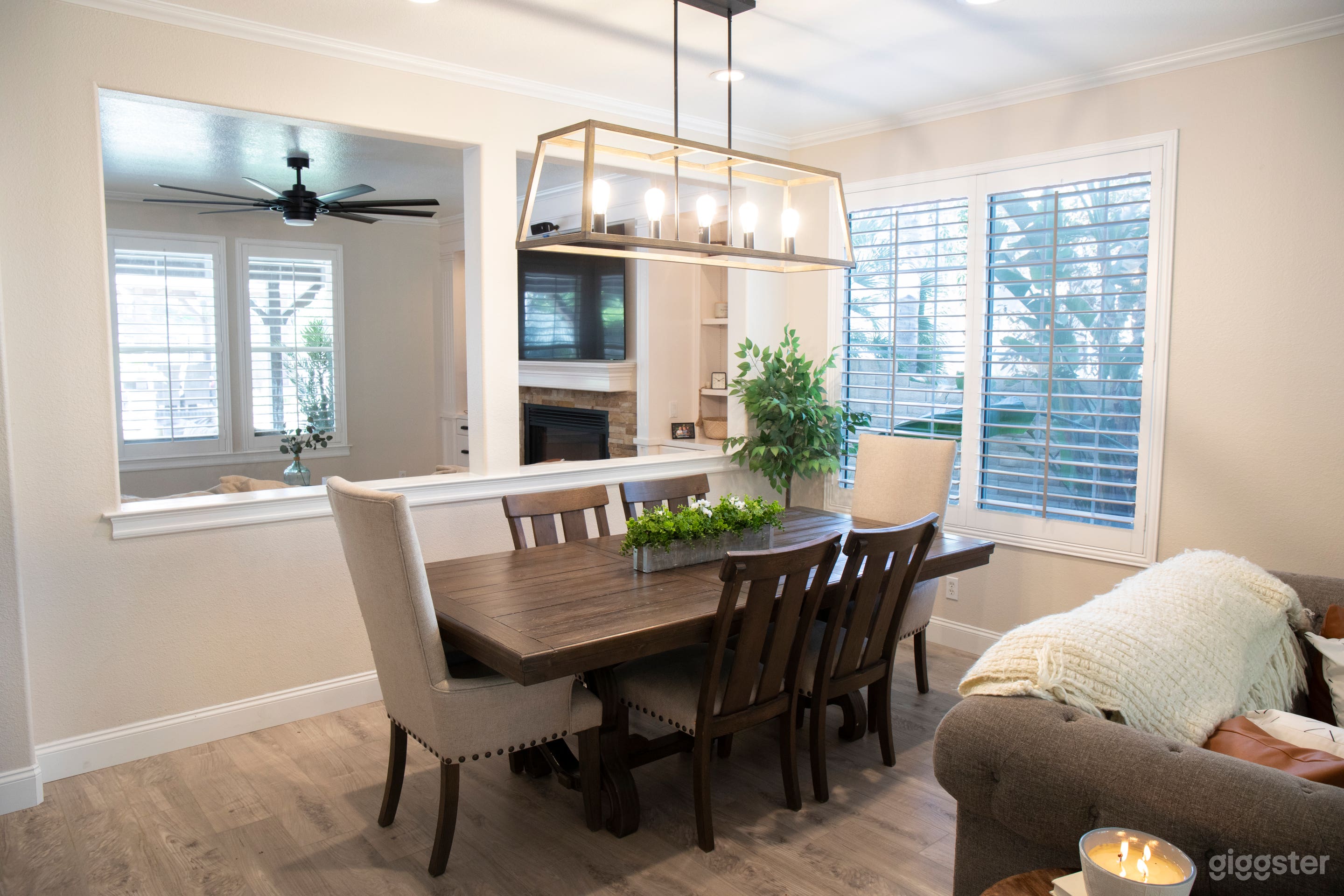 Spacious contemporary home w/pool and gazebo Photo 4