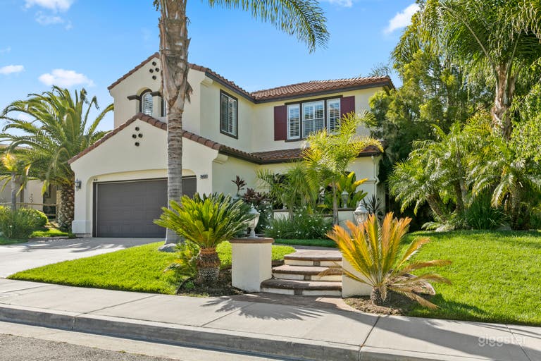  Spacious contemporary home w/pool and gazebo 