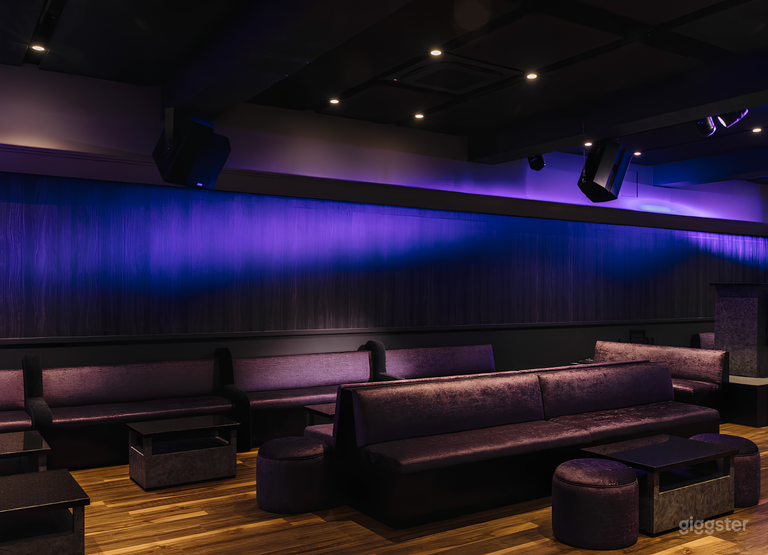  Vibrant Chic Lounge with Bar 