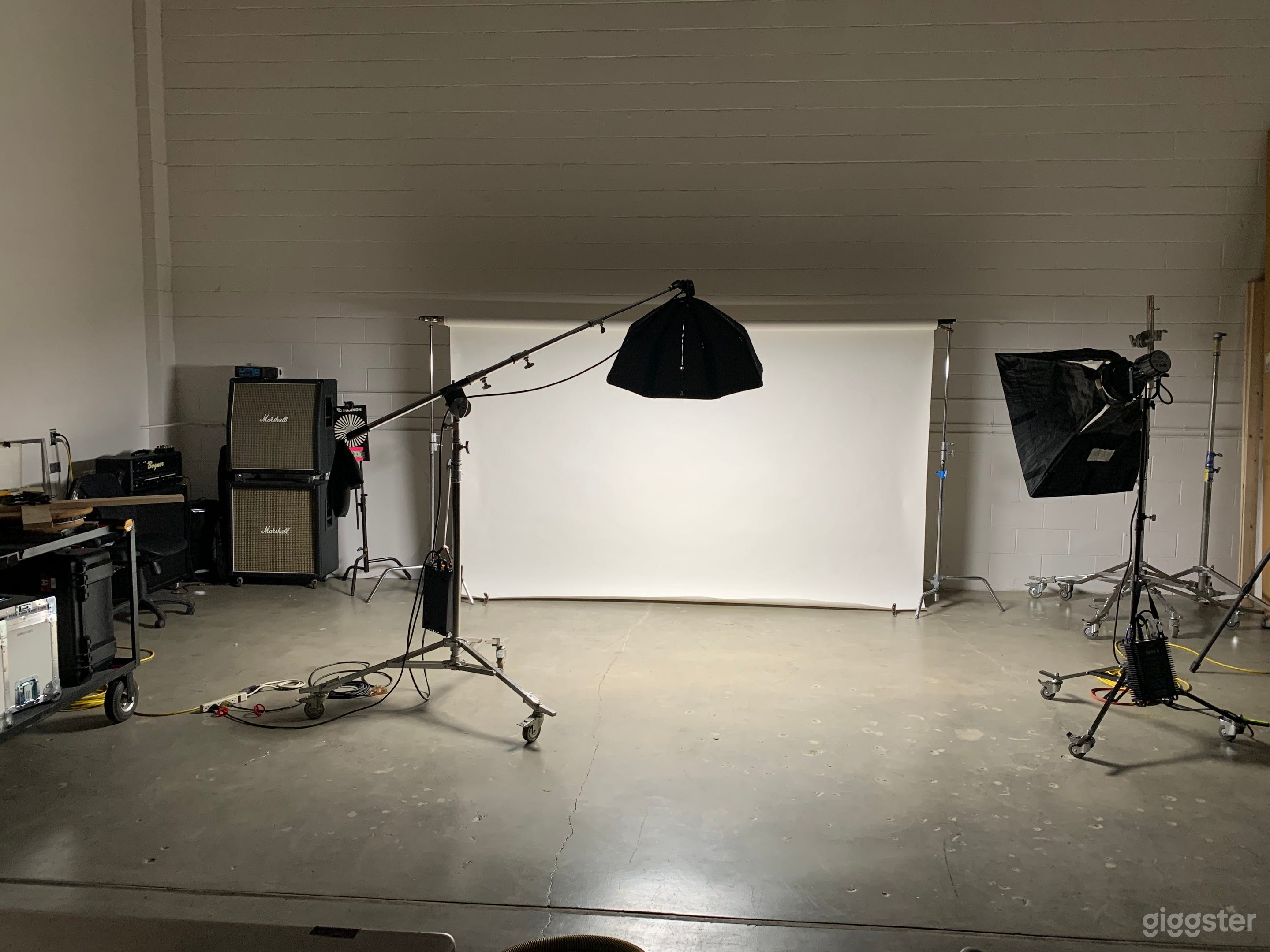 Open Space 29x30' with 19' high ceilings