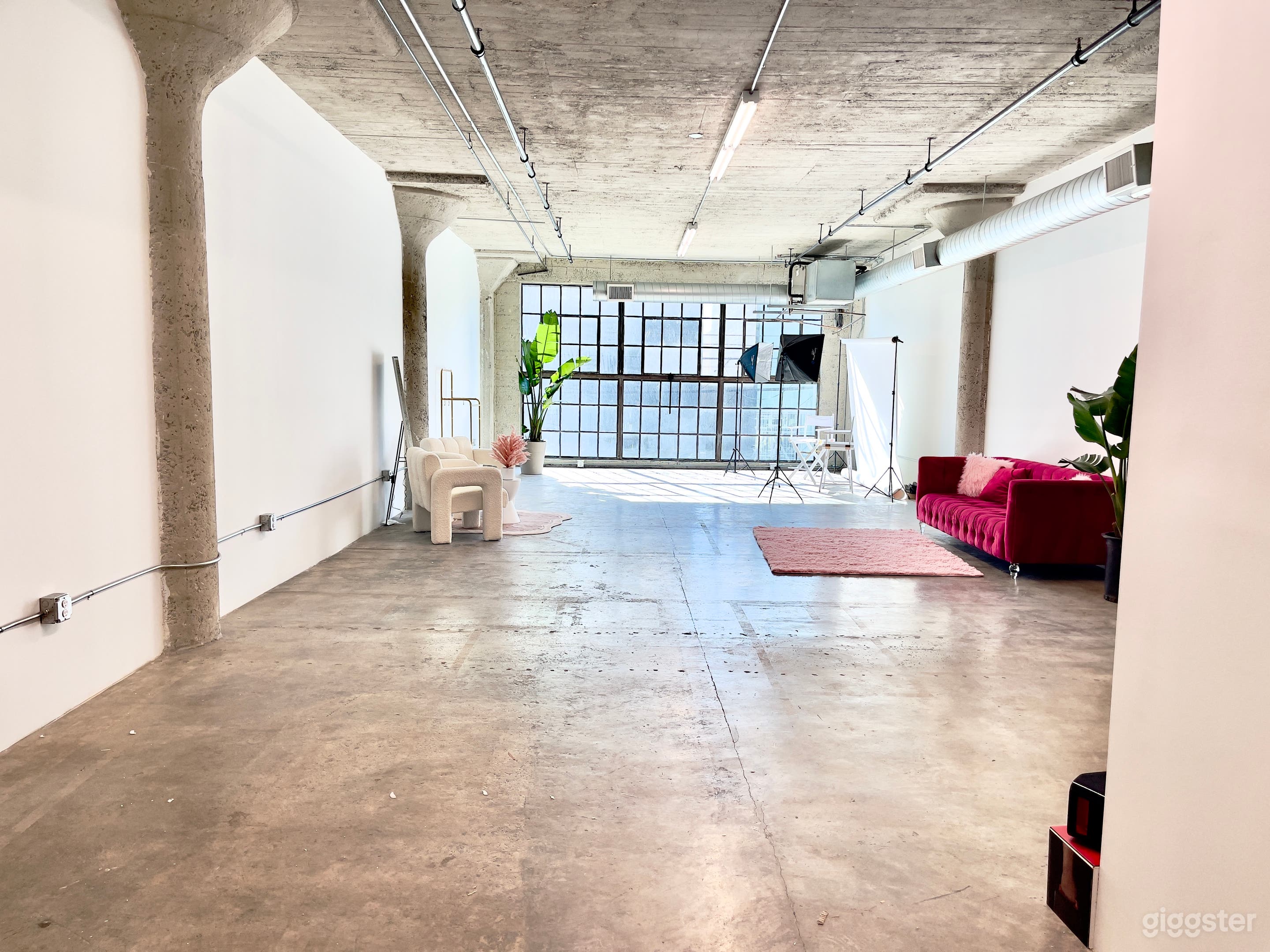 Versatile Content Studio in DTLA w/Arch Backdrop Photo 1