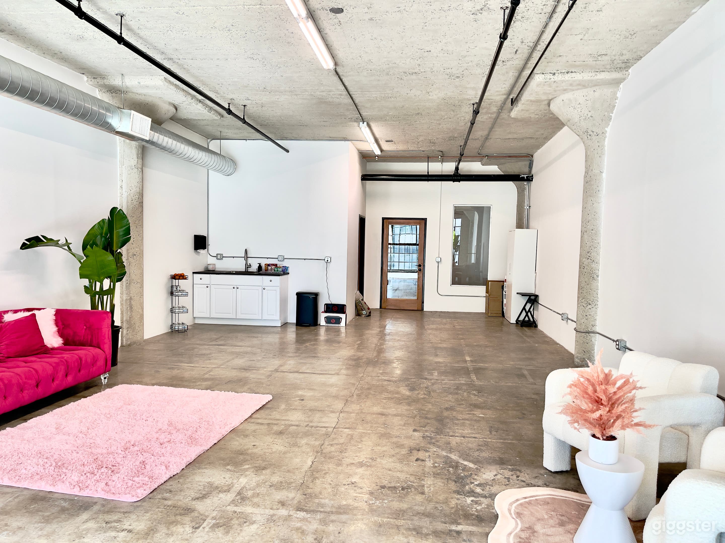 Versatile Content Studio in DTLA w/Arch Backdrop Photo 3