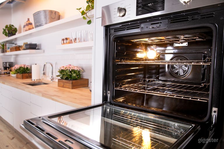  Gourment Kitchen Set in the heart of Manhattan 