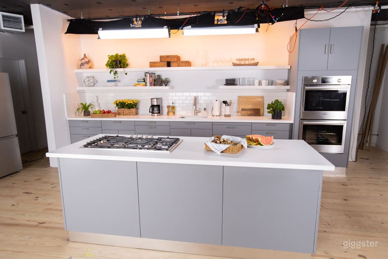  Gourment Kitchen Set in the heart of Manhattan 