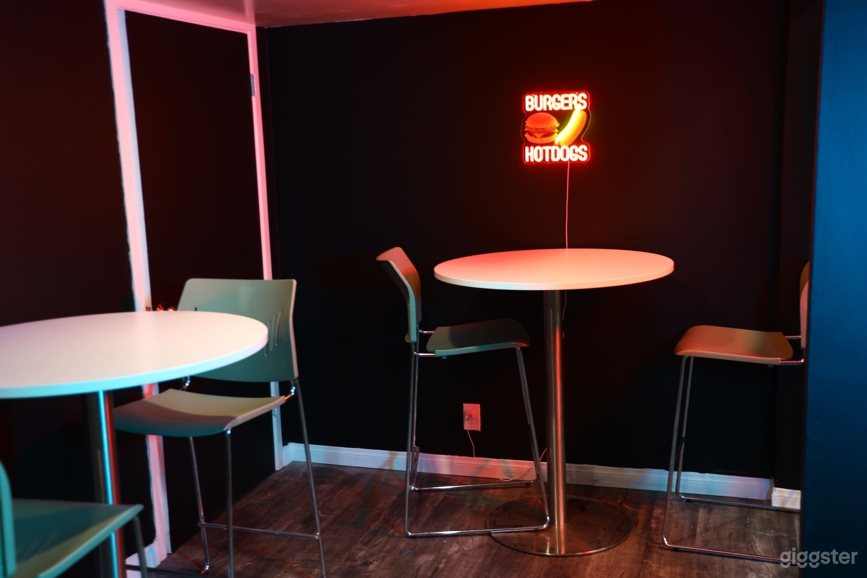 Restaurant / Mini Bar Studio Set Photo 4