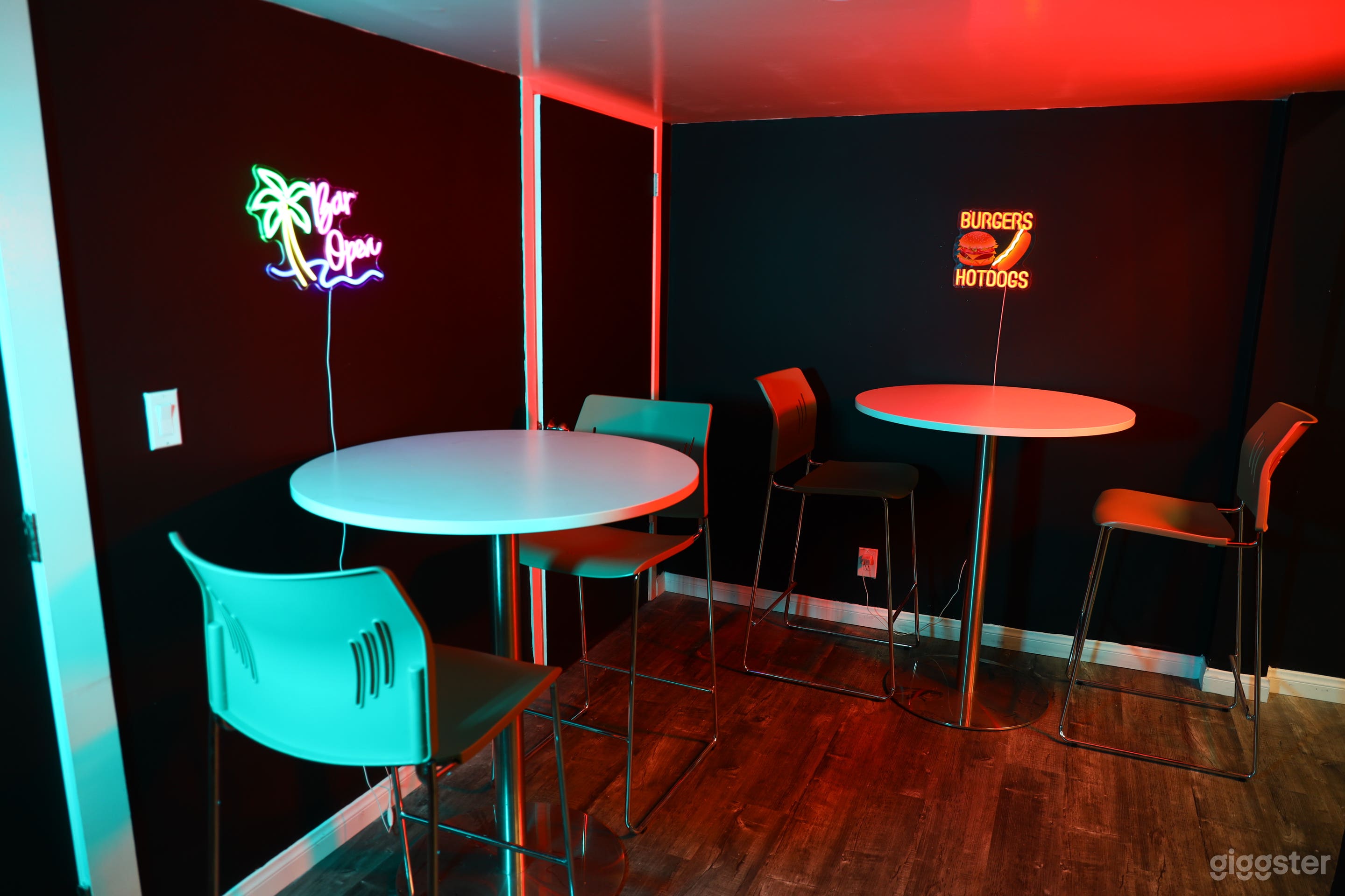 Restaurant / Mini Bar Studio Set Photo 1