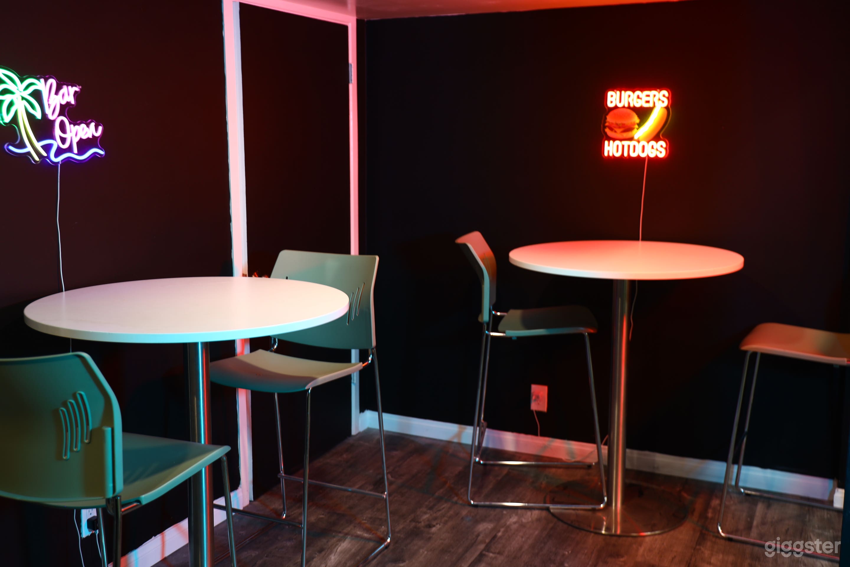 Restaurant / Mini Bar Studio Set Photo 3