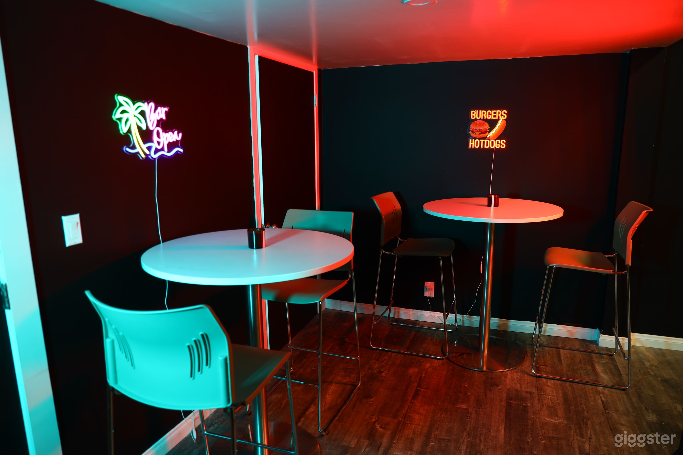 Restaurant / Mini Bar Studio Set Photo 4