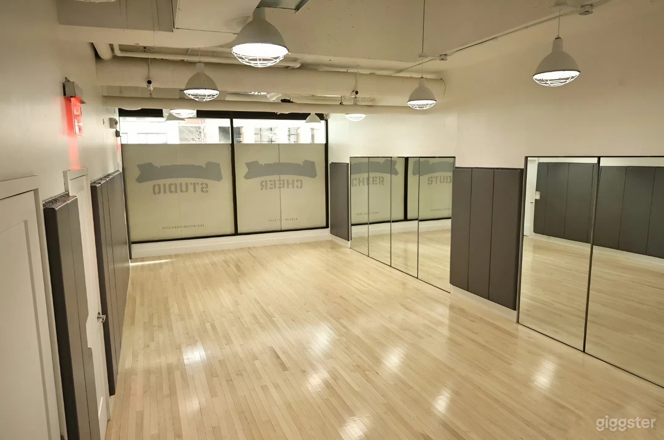 Spacious 510 sq. ft. Studio with Mirrors, Wood Floors Photo 2