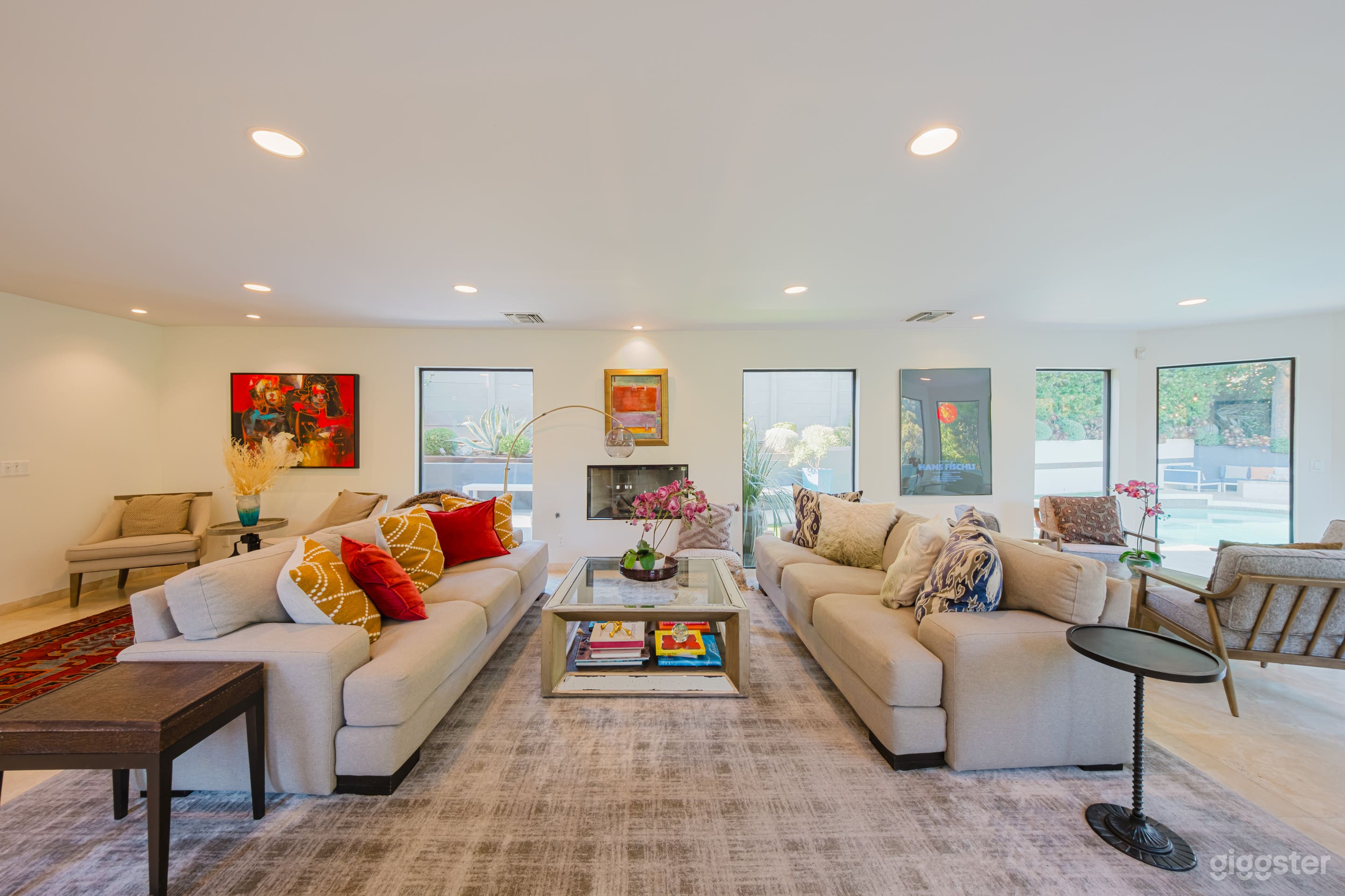 MODERN OASIS WITH ARTISTIC TOUCHES Photo 2