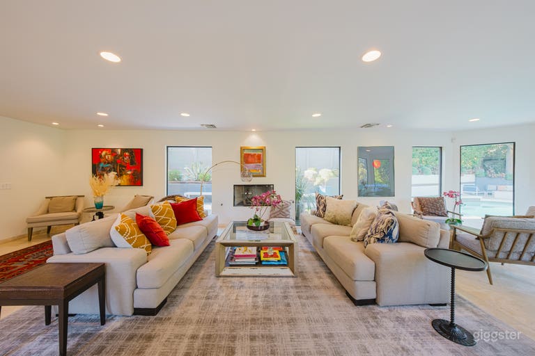  MODERN OASIS WITH ARTISTIC TOUCHES 