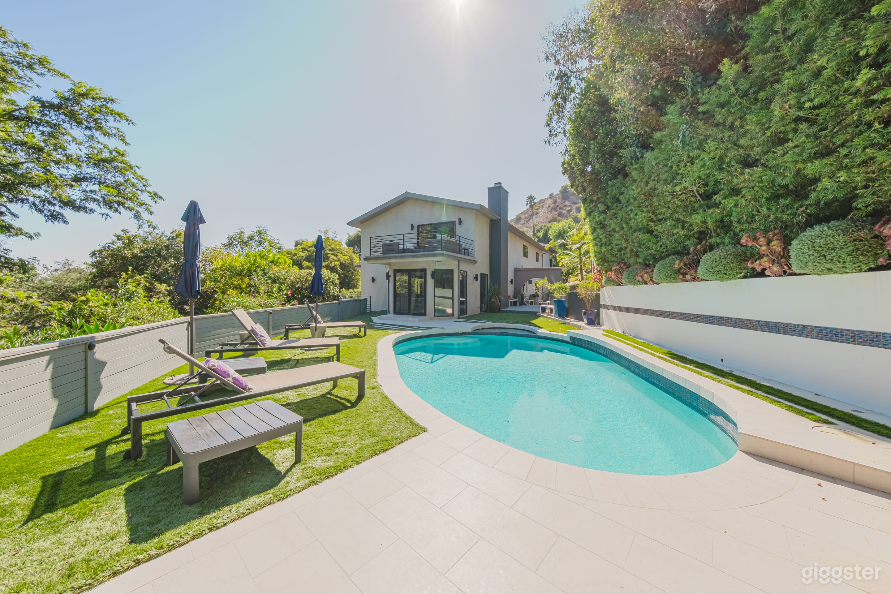 MODERN OASIS WITH ARTISTIC TOUCHES Photo 3