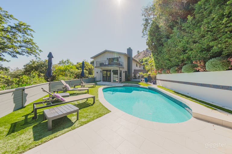  MODERN OASIS WITH ARTISTIC TOUCHES 