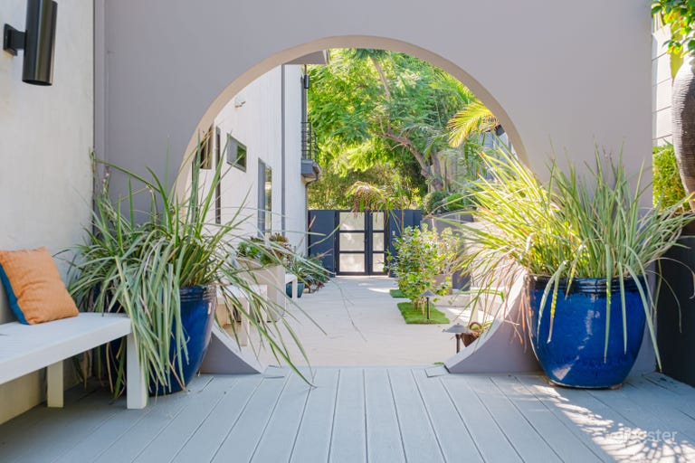  MODERN OASIS WITH ARTISTIC TOUCHES 