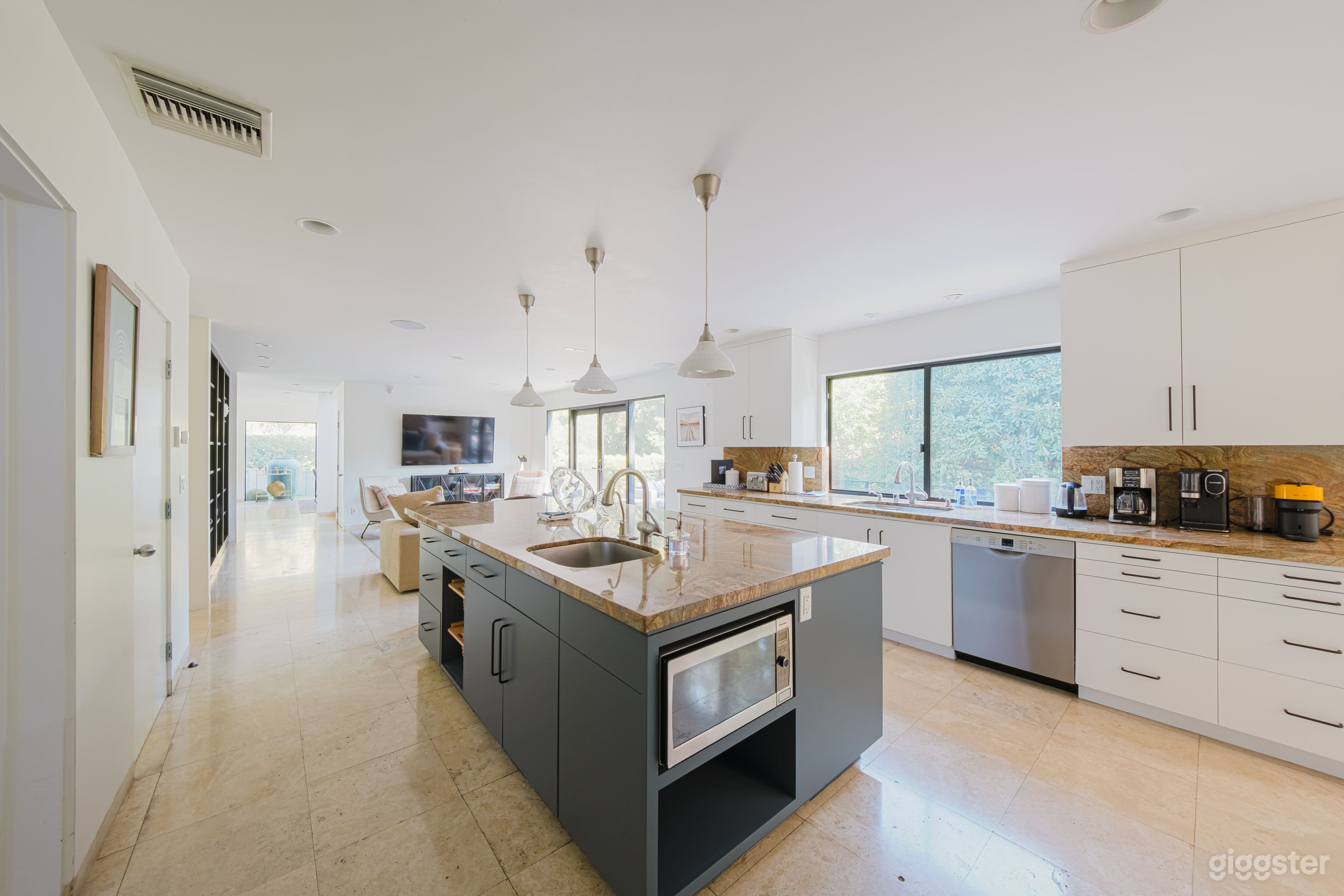 MODERN OASIS WITH ARTISTIC TOUCHES Photo 4