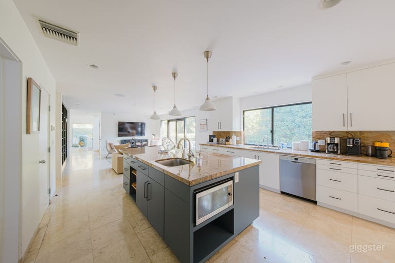  MODERN OASIS WITH ARTISTIC TOUCHES 