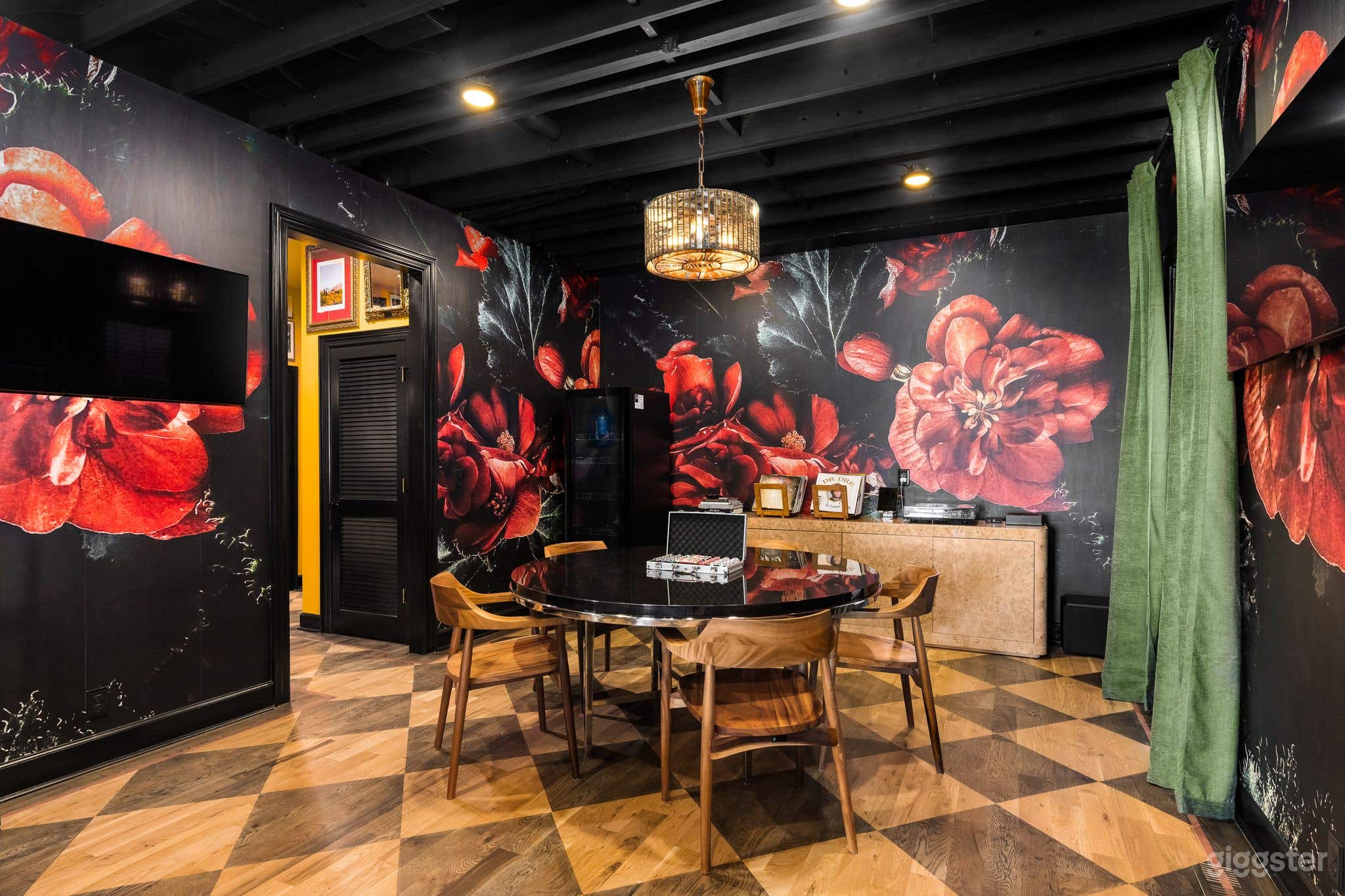 Vibrant Rockstar Red House in Nashville  Photo 3