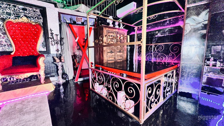  Le boudoir séduisant de la chambre rouge. 