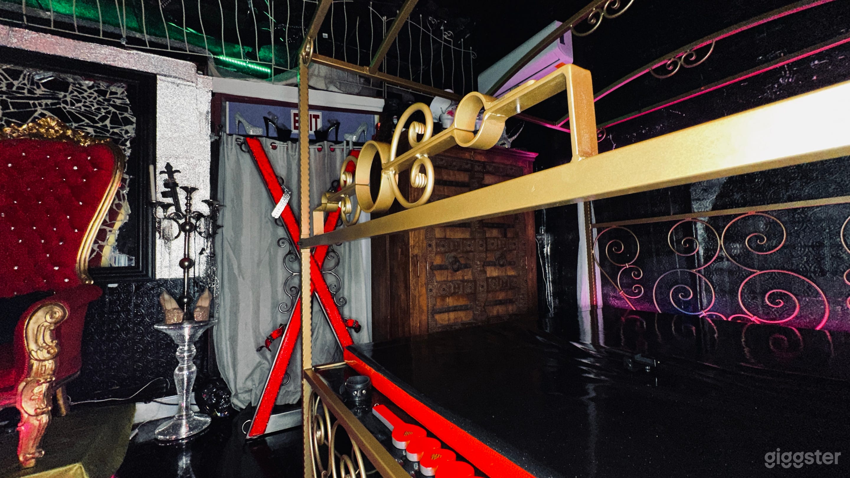 The alluring red-chamber boudoir. Photo 4