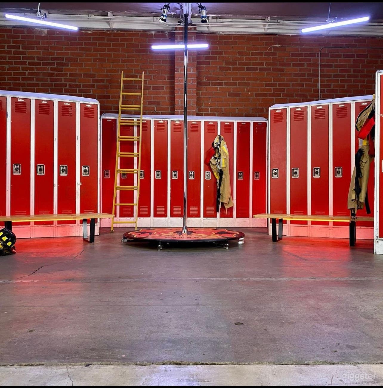 Locker-Room Standing Set In LA Studio Photo 4